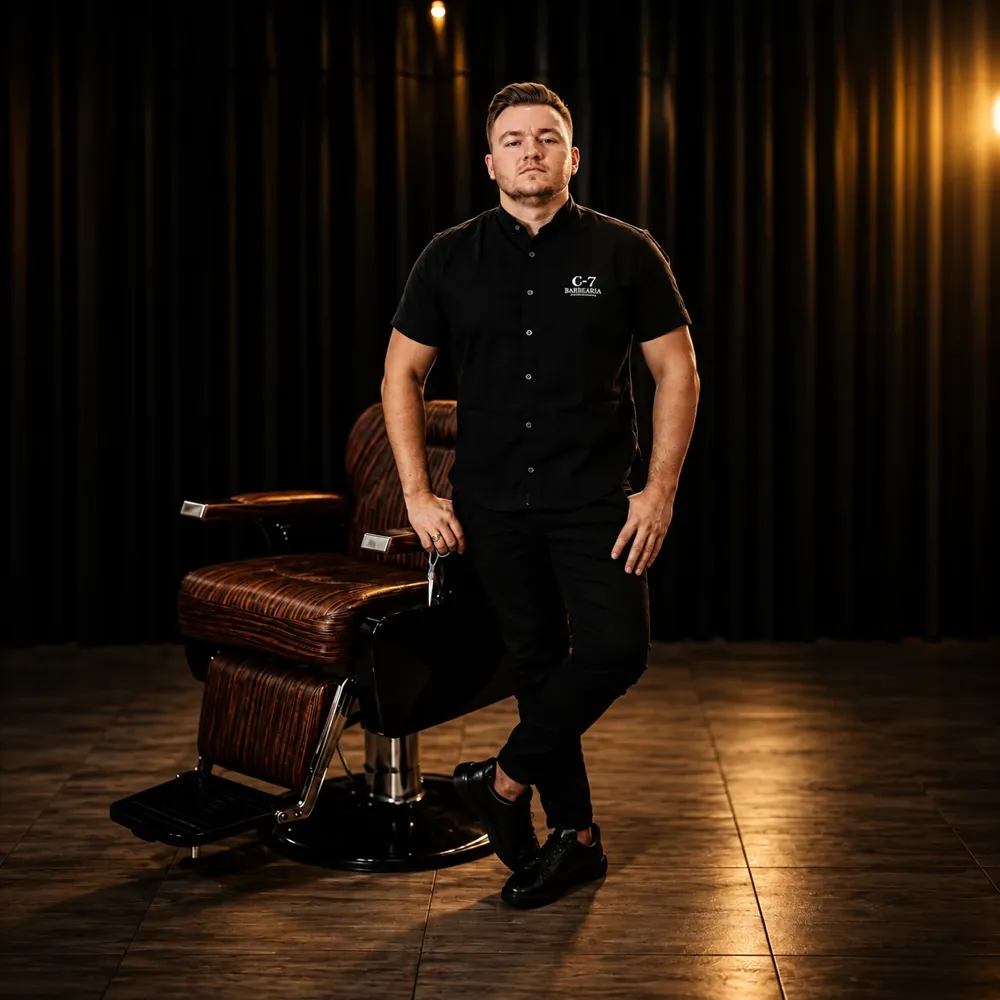 Arthur Braga na cadeira da C7 Barbearia