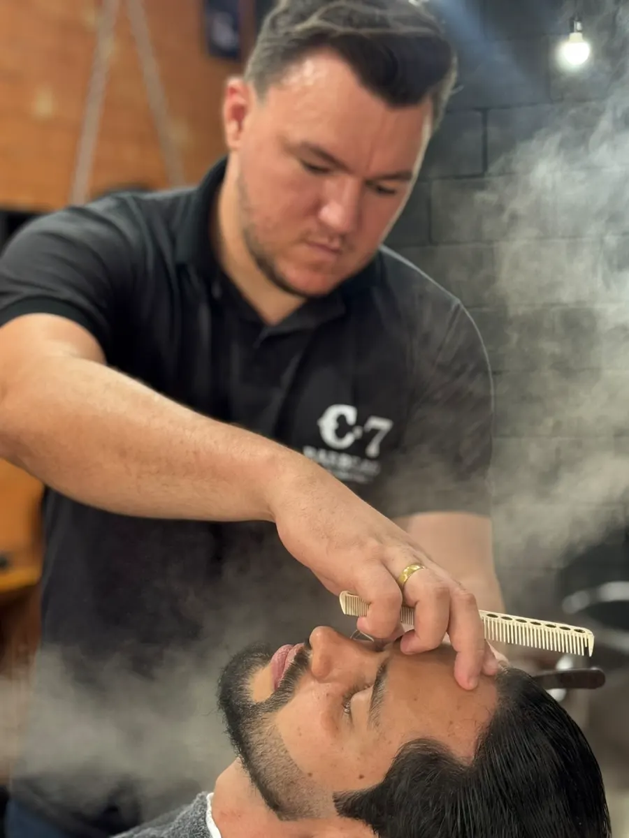 Arthur fazendo a barba na navalha